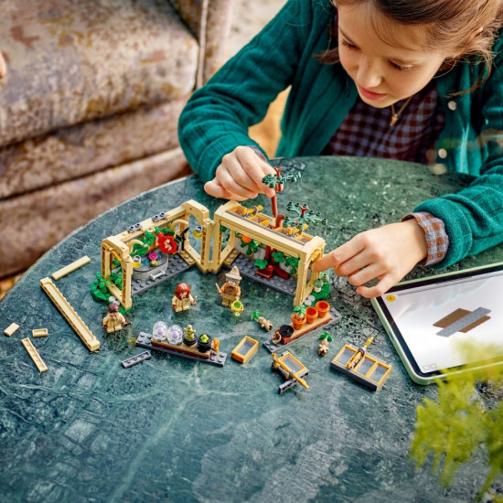 Klocki Harry Potter 76445 Zamek Hogwart: zajęcia z zielarstwa 